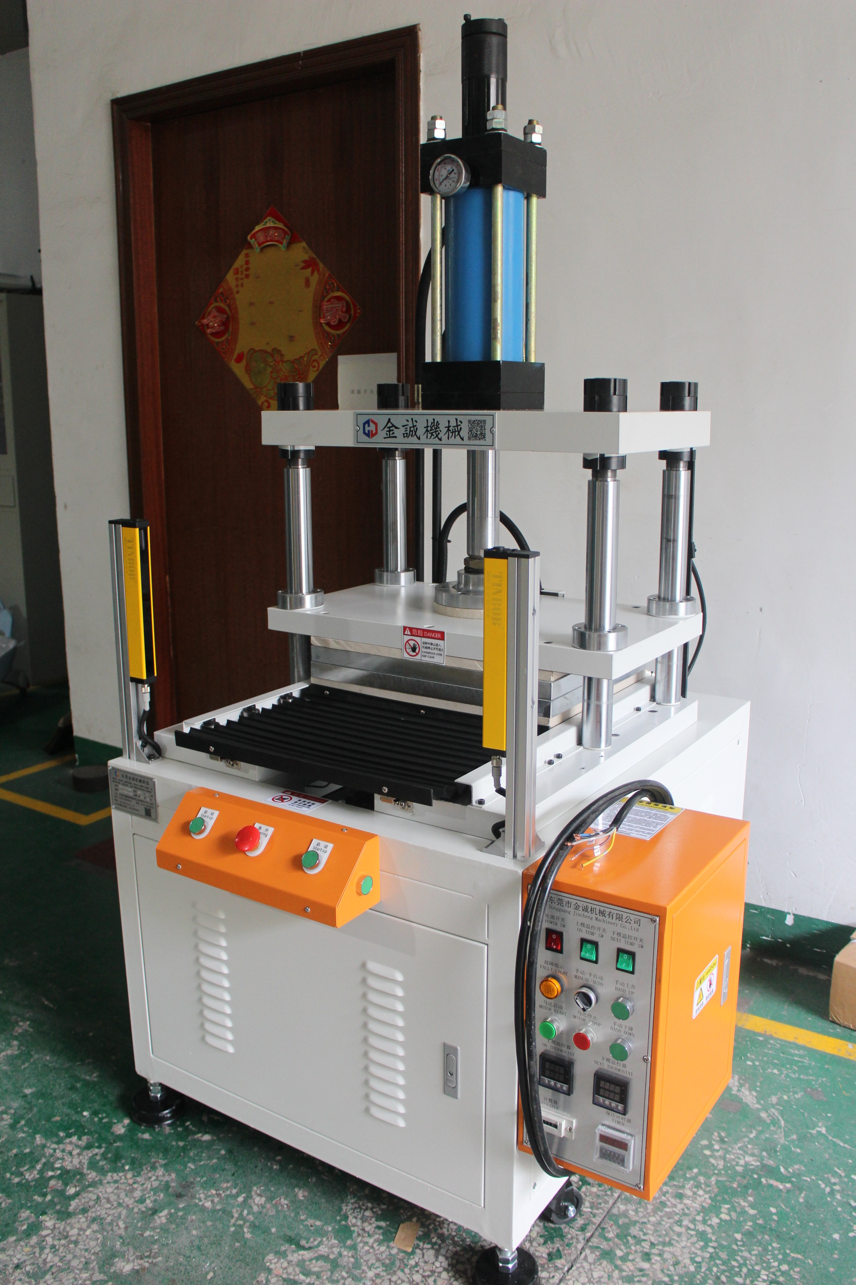 滄縣-四柱滑台熱壓機JCR-20TS-T (4).JPG